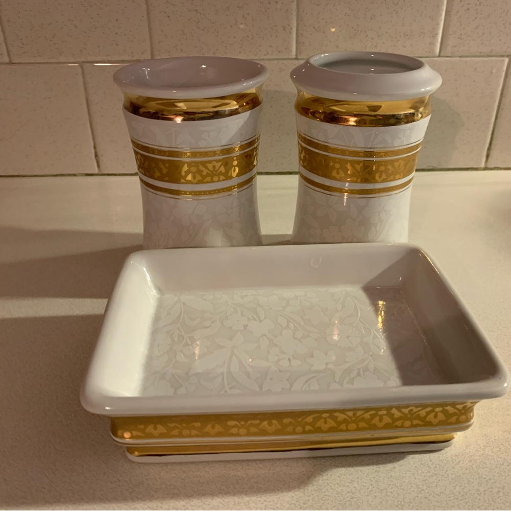 New Porcelain Bathroom Set of 3
